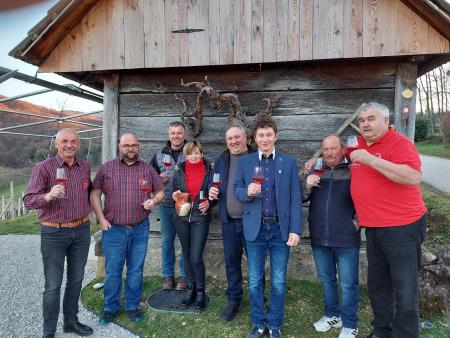 Čestitke novemu šentjernejskemu kralju cvička